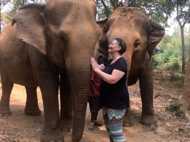 Christine Bonnemains avec des éléphantes en Thaïlande